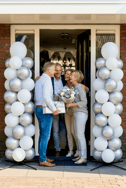 Doble columna de globos plateada en la entrada para celebración de 25 aniversario de boda