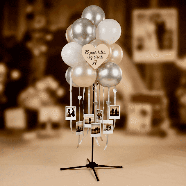 Racimo de globos PilaMania decorado como racimo de recuerdos de aniversario con mini fotos de boda y cartel personal para 25 años casados