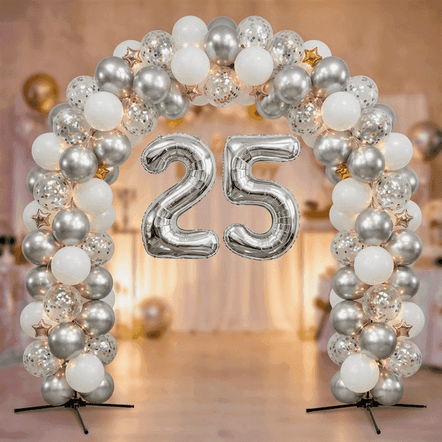 Arco de globos PilaMania combinado con globos de foil numéricos plateados 25 y decoración blanca para aniversario