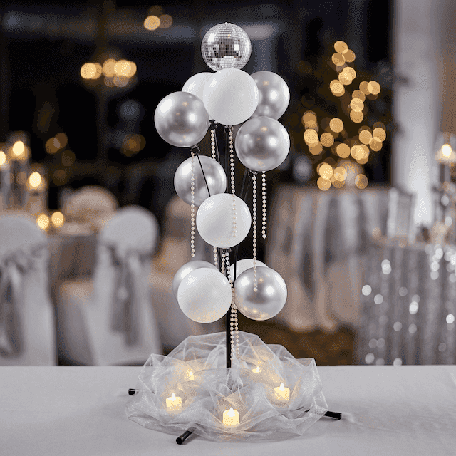 Balloon Signage Display PilaMania decorado para bodas de plata 25 años con tul, hilos de perlas y bola de espejo plateada como topper