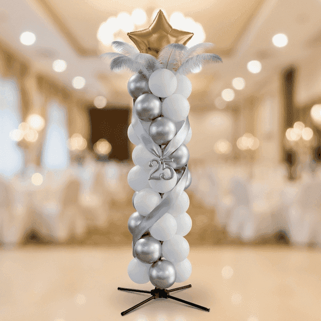 Columna de globos PilaMania decorada para 25 años casados con cinta plateada, topper de estrella dorada y número 25