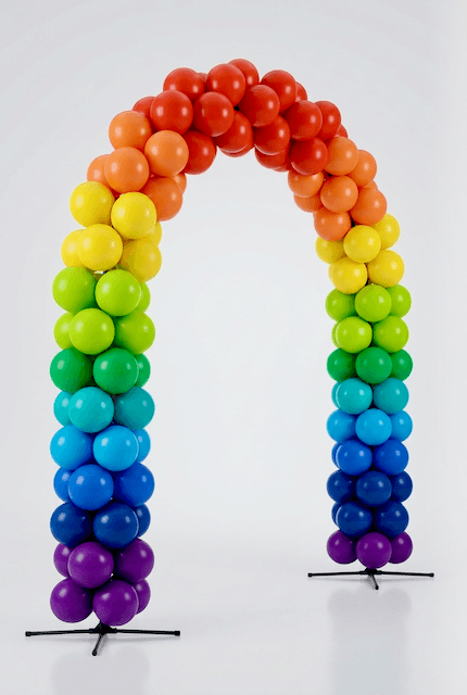 Arco de globos PilaMania en rojo-blanco-azul — vista frontal con anchura de paso y construcción del marco visibles, completamente montado