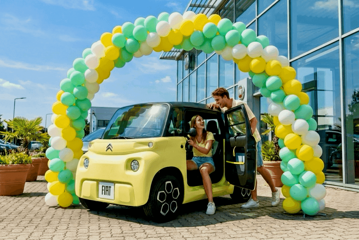 Arco de globos en tonos verdes frescos sobre la zona de coches eléctricos de un showroom