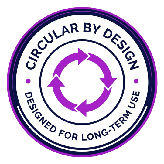Distintivo Circular by Design - Diseñado para uso a largo plazo con símbolo de flechas circulares en púrpura sobre fondo oscuro