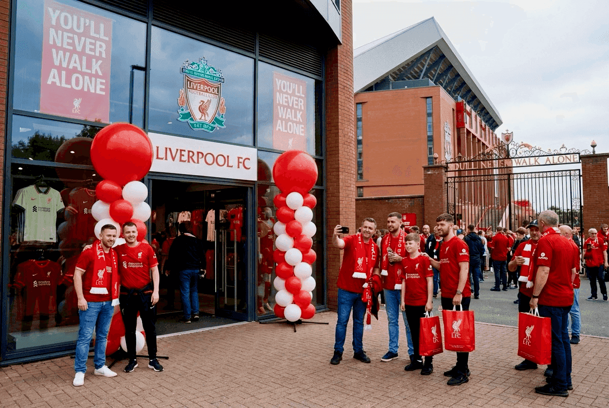 Decoración entusiasta con globos para fútbol