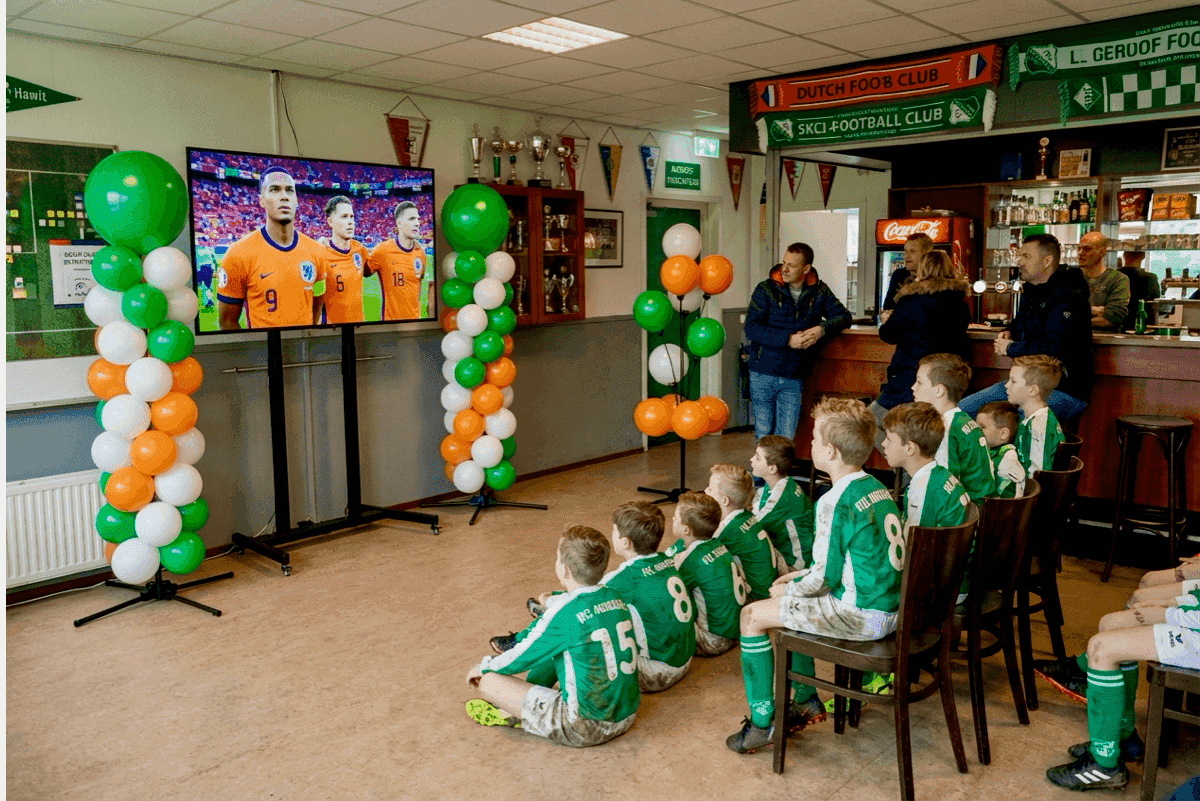 Decoración colorida con globos como punto focal