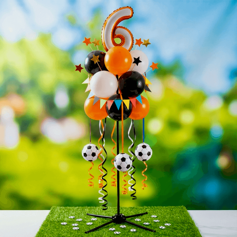 Coloridos racimos de globos para fiesta infantil de fútbol