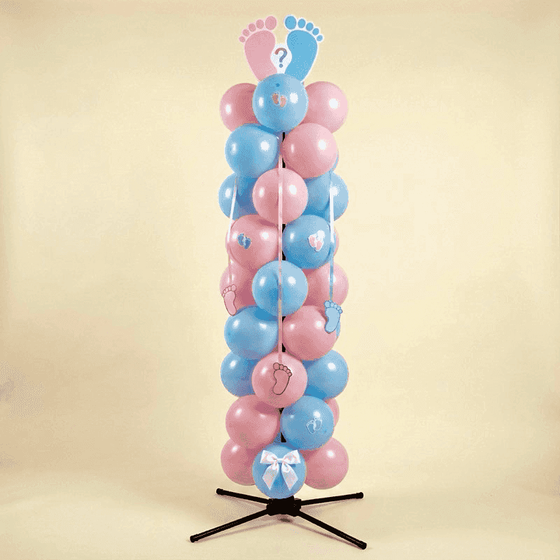 Pilar de globos gender reveal clásico con globos alternando rosa y azul y adorables decoraciones de huellas de bebé