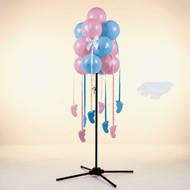 Adorable racimo de globos gender reveal con huellas de bebé colgantes rosa y azul, lazo blanco y signo de interrogación dorado