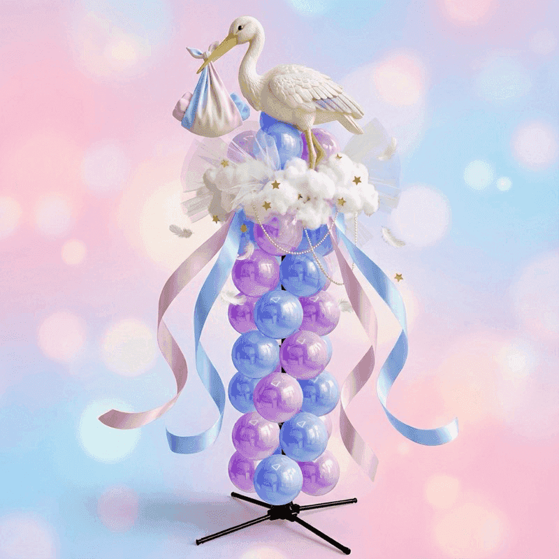 Pilar gender reveal de cuento de hadas con topper de cigüeña blanca, globos pastel morado y rosa y flores blancas