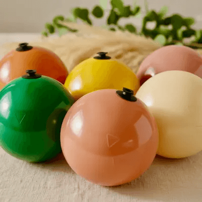 Columnas y arcos de globos en distintos colores, montados con el sistema de clic