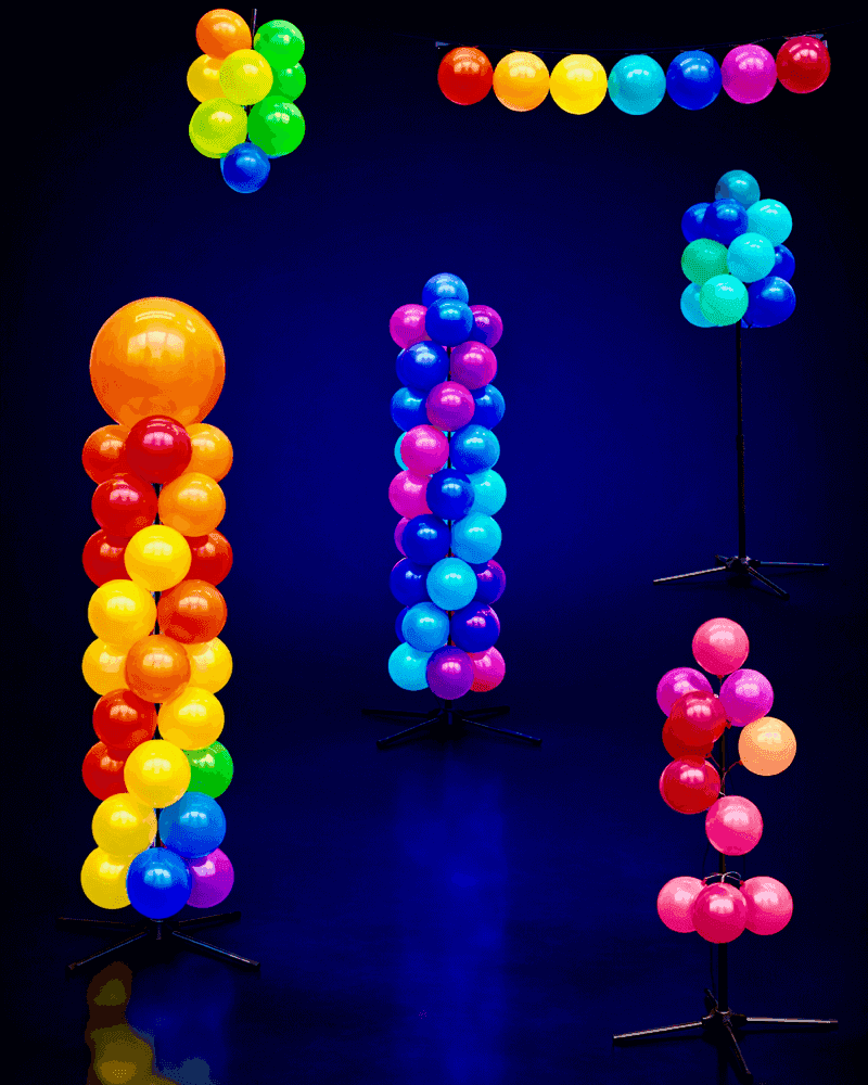 Surtido de productos PilaMania: columna de globos, fuente, racimo y globos sueltos en varios colores