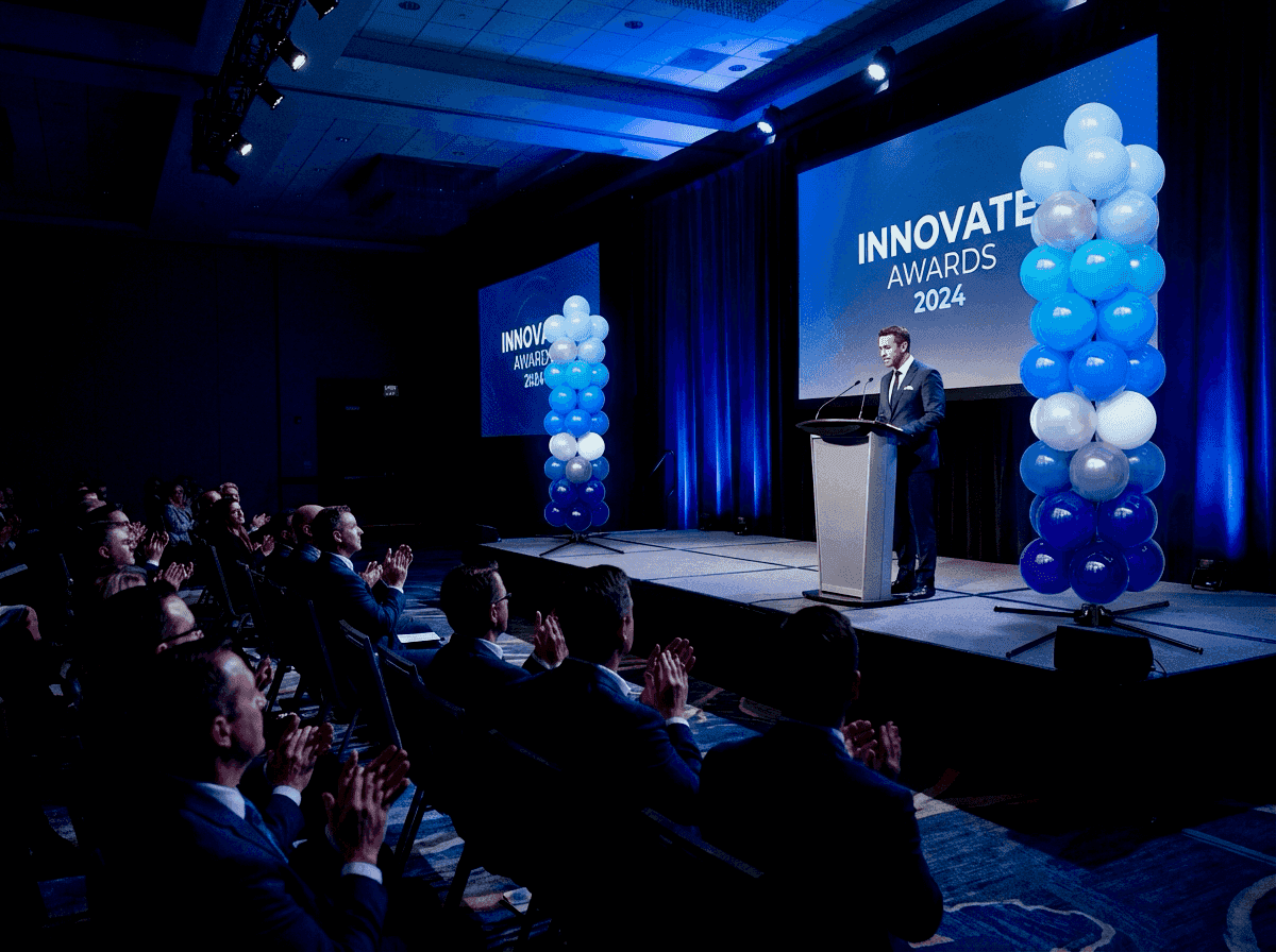 Columnas de globos como acento de escenario en ceremonia de premios corporativos