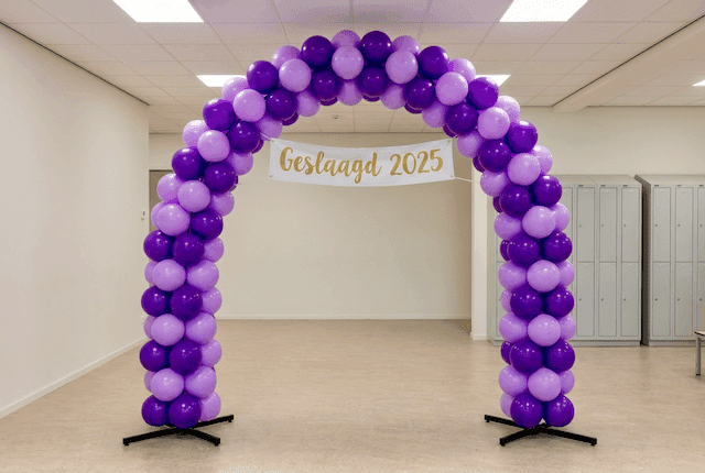 Arco de globos en colores institucionales como photocall en graduación, ideal para redes sociales