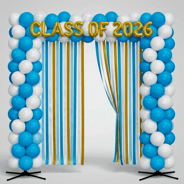 Arco de globos PilaMania con pancarta de graduados y año de promoción como photocall en ceremonia de graduación