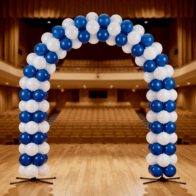 Arco de globos en colores institucionales como photocall en ceremonia de graduación