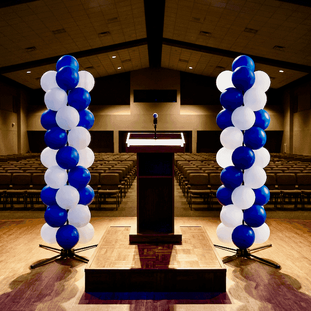 Decoración con globos en colores escolares para ceremonia de graduación