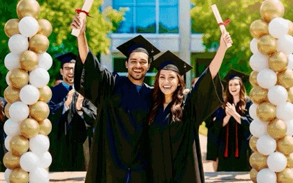 Columnas de globos en una entrega de diplomas en el campus