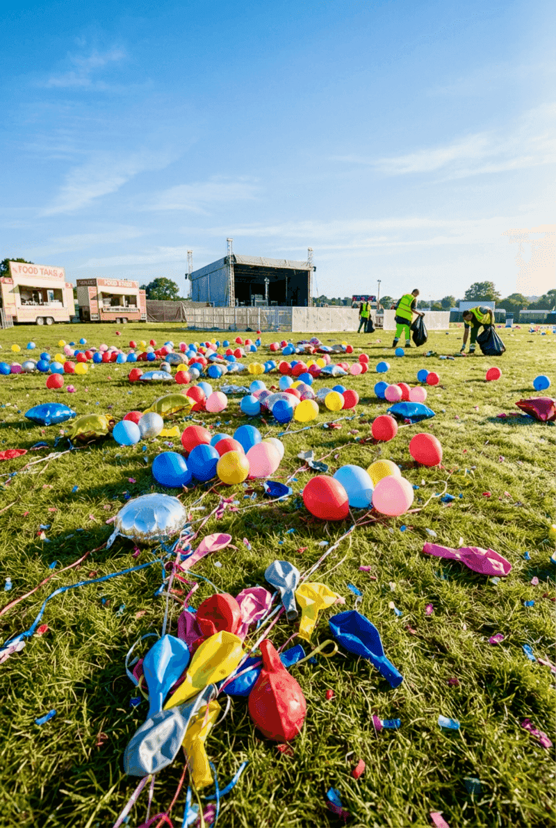 Vertedero con globos usados después de un evento