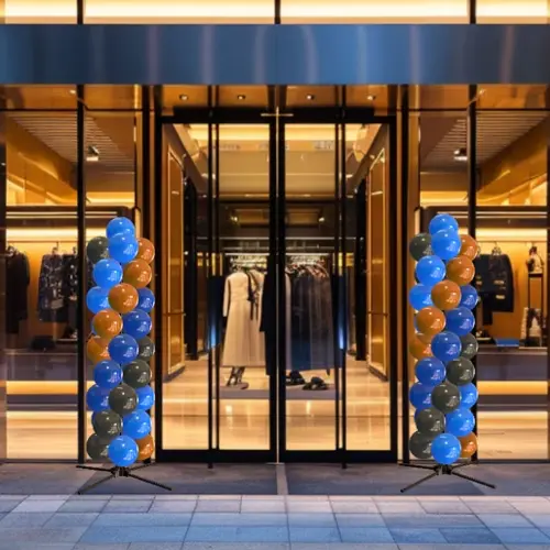 Dos columnas iguales junto a la entrada iluminada de una tienda de moda