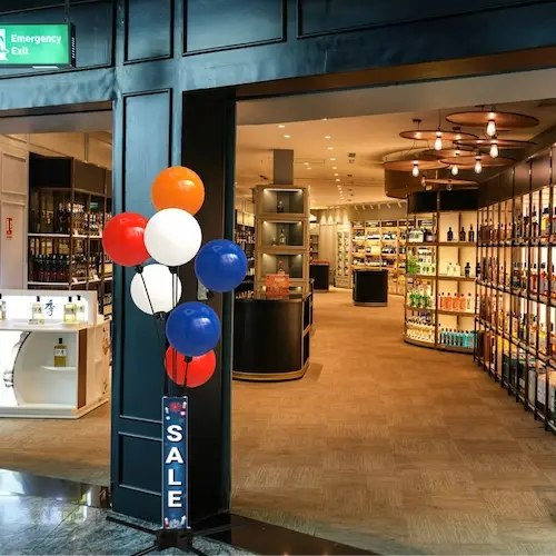 El mismo cartel con globos en la entrada de una tienda