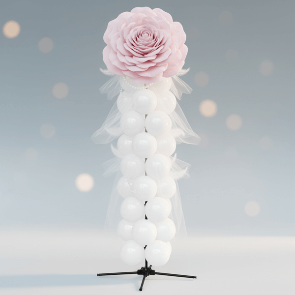 Columna de globos de boda con rosas frescas, tul y plumas