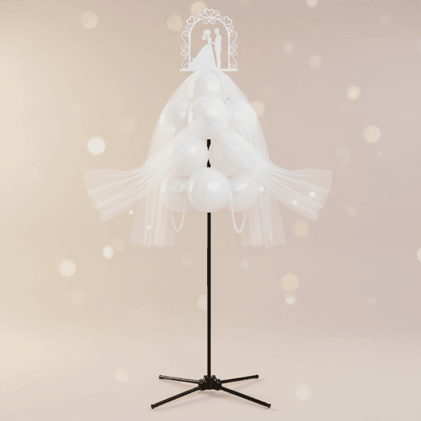 Fuente de globos decorada con tul, perlas y un adorno elegante