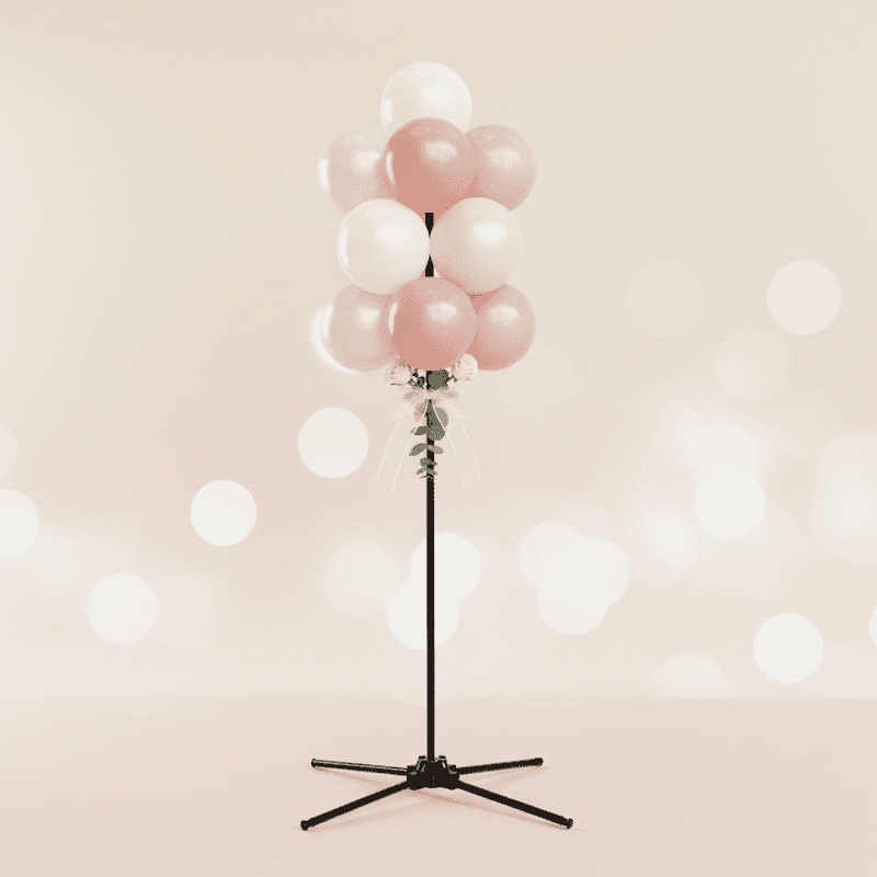 Elegante racimo de globos en blanco y dorado para decoración de boda