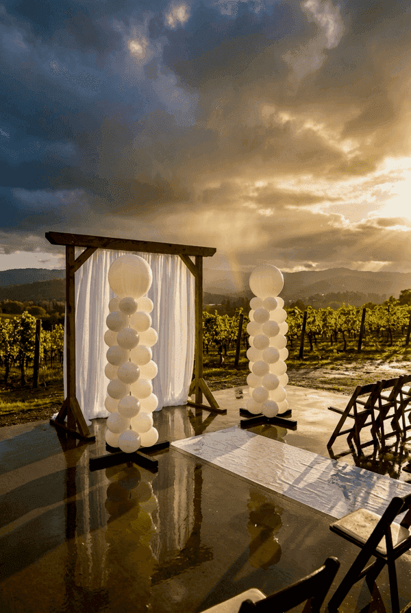 La decoración de globos resistente a la intemperie se mantiene perfecta durante una boda al aire libre