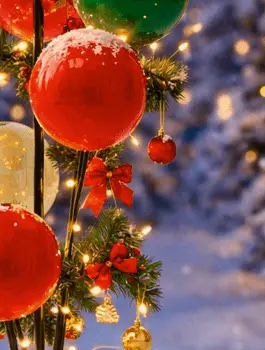 Ramas de pino con lazos rojos y luces entre globos rojos